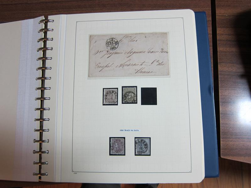 0019 (151).JPG -     Lote:    19      Marcofilia      Lotes Especiais       Descrição:         Portugal. Colecção especializada de carimbos de duplo círculo, tipo 1852, montada em 4 álbuns Lindner, com selos de diversas emissões e cartas, com estudo minucioso de cada marca. Lote a ver.         Lote       Valor Base:     &euro; 2.500,00     Valor Venda:     Retirado     